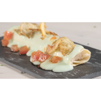 Cannelloni de bacalhau XXL com molho bechamel de alcachofra, tomate e chips de alcachofra