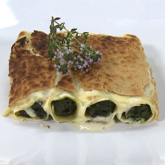 Canelone de espinafres com pinhões e sultanas gratinado com molho bechamel de tomilho e queijo vegan