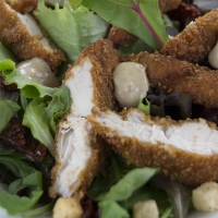 Salada Caesar com filete de frango marinado