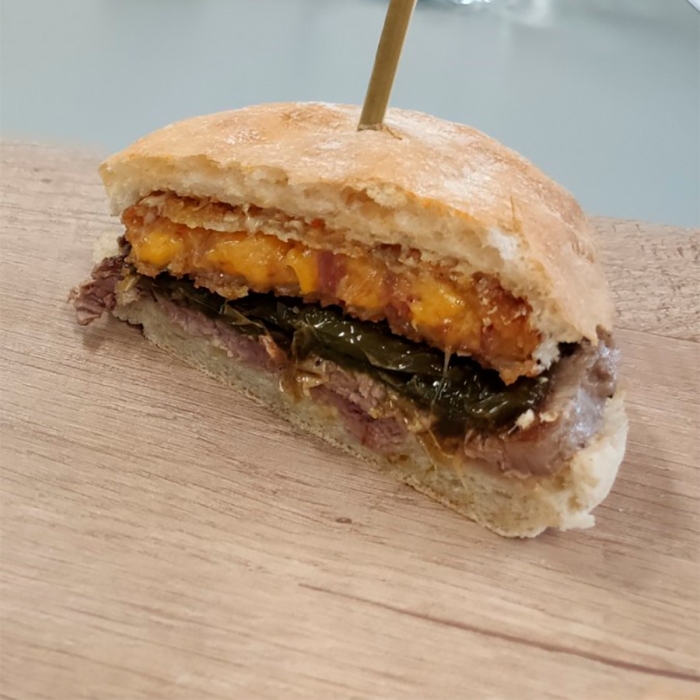 Hambúrguer de Pepito de Carne com Cheedar e Bacon Crocante
